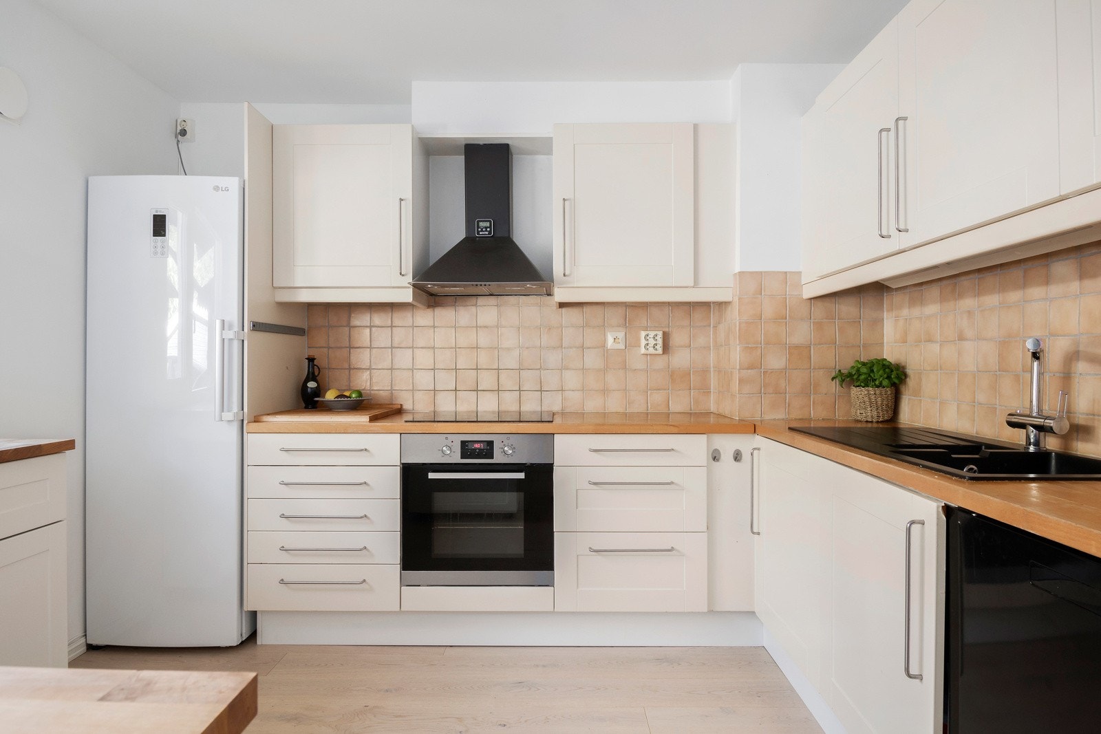 Kjøleskap og oppvaskmaskin er frittstående. Integrert platetopp og stekeovn Galleribilde