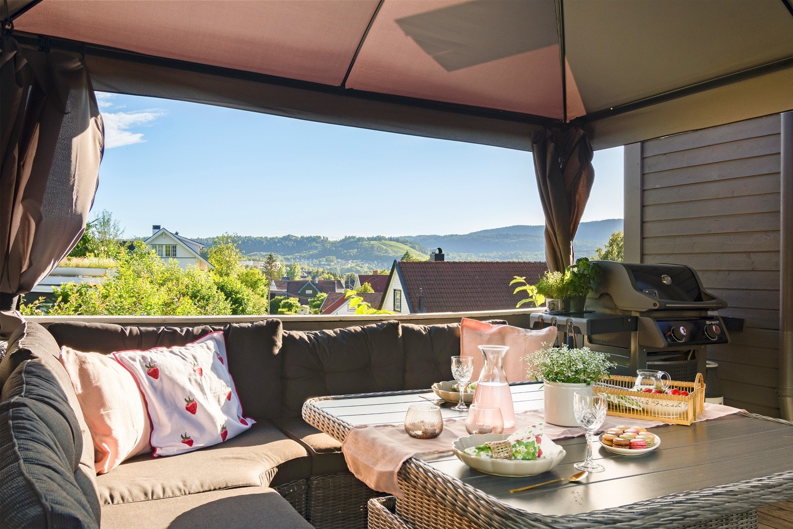 Innbydende inngangsparti med markterrasse Galleribilde