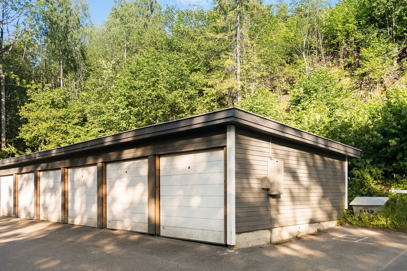 Det medfølger garasje i rekke. Det er elektrisk portåpner med fjernkontroll Galleribilde