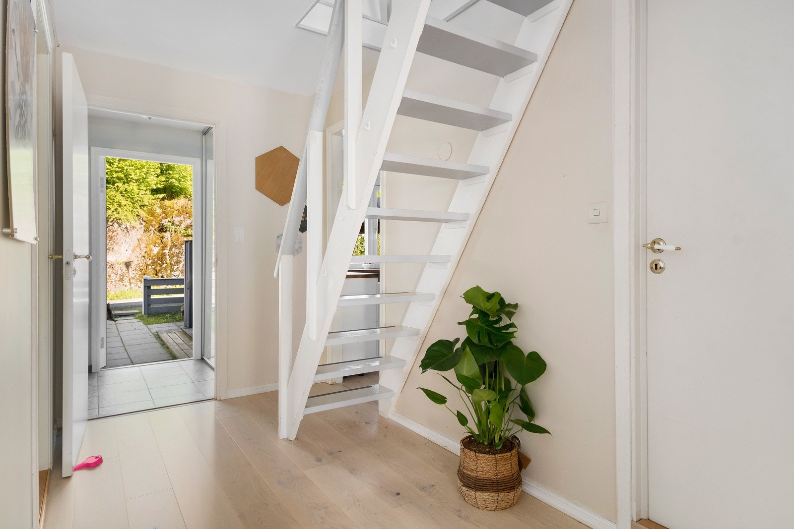 Boligen har en innbydende entré. Fra entréen har du direkte utgang til boligens første markterrasse Galleribilde