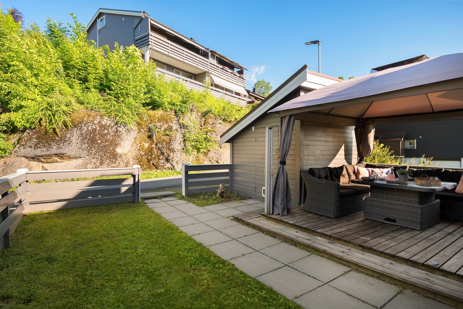 Markterrassen er sydøst-vendt og er på 14 kvm Galleribilde