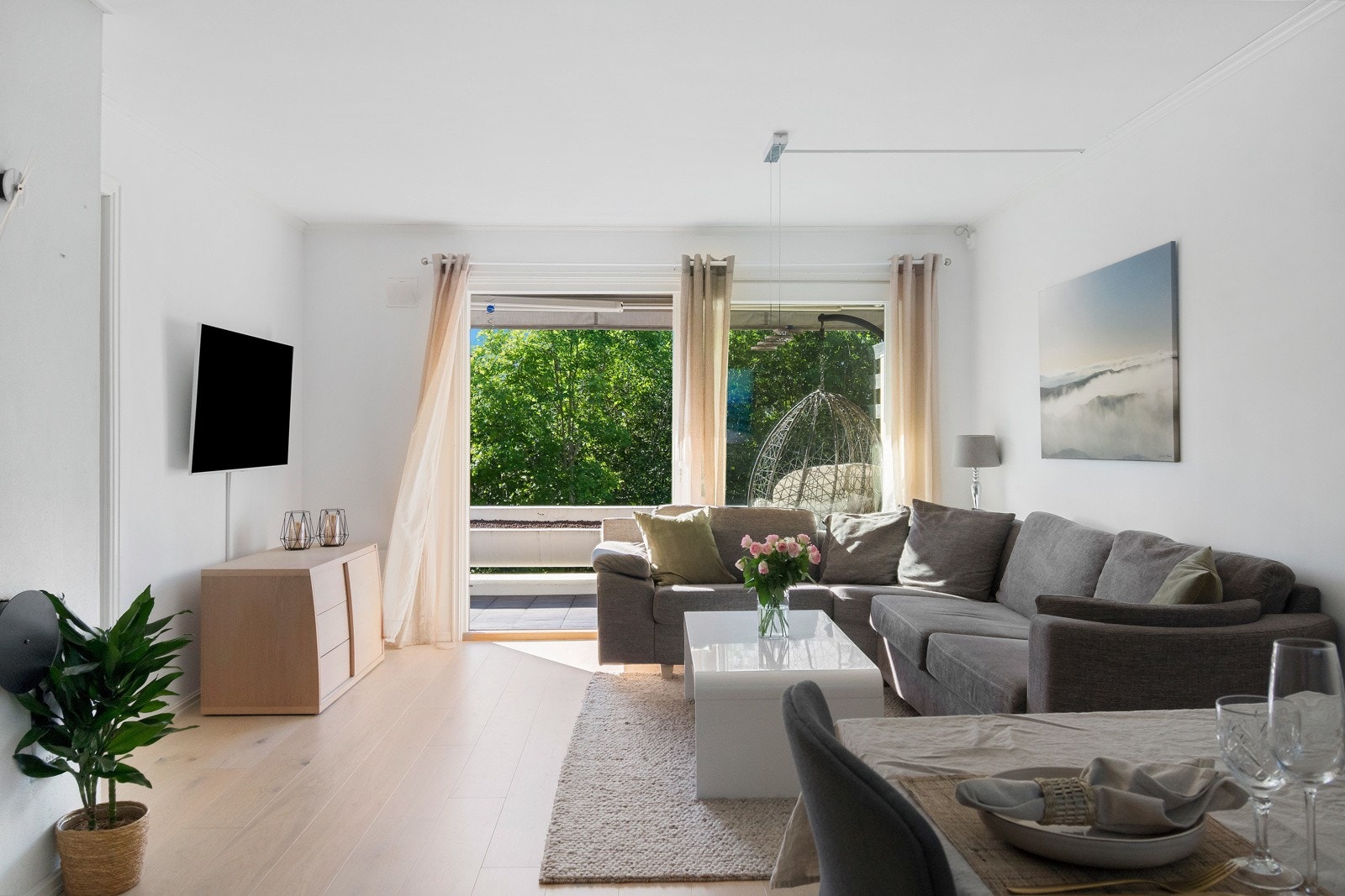 Stuen er romslig med god soneinndeling. Stuen oppleves som lys! Galleribilde