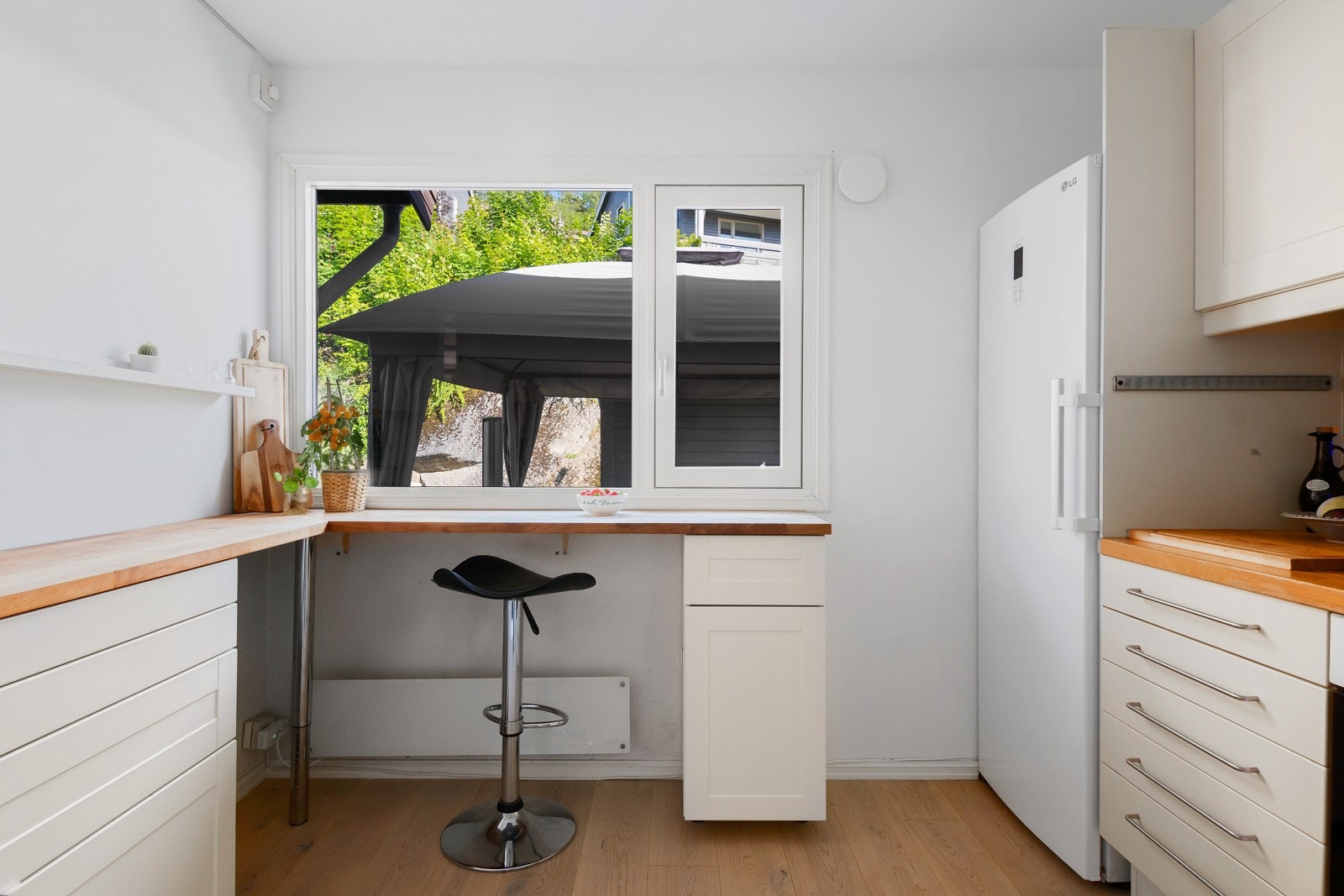 Hyggelig liten frokostplass ved vinduet Galleribilde