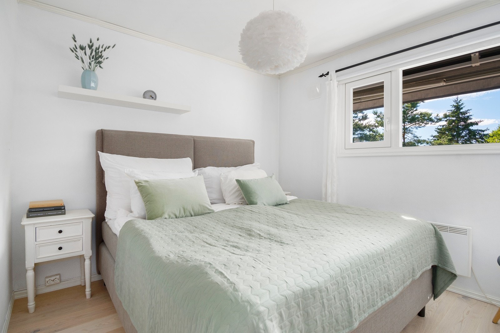 Hovedsoverommet er romslig. Soverommet har god plass til dobbeltseng, garderobeskap og nattbord Galleribilde