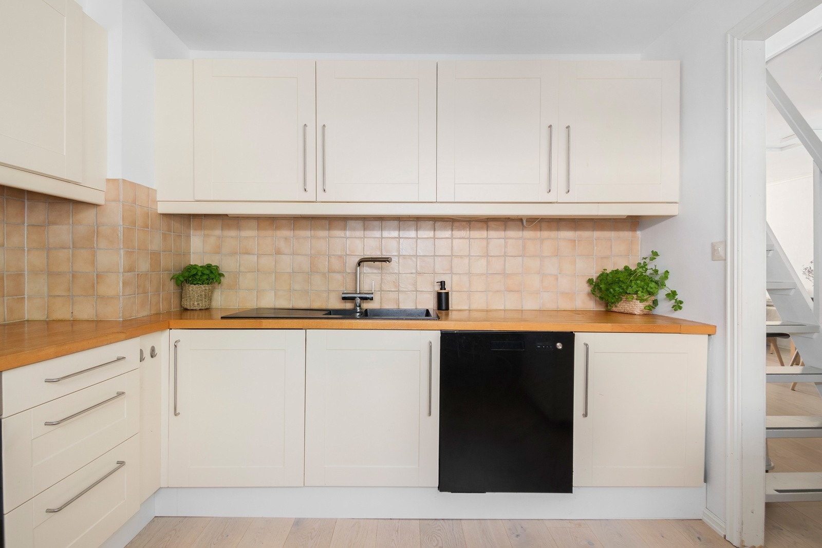 Adskilt kjøkken med profilerte fronter og benkeplate i tre Galleribilde