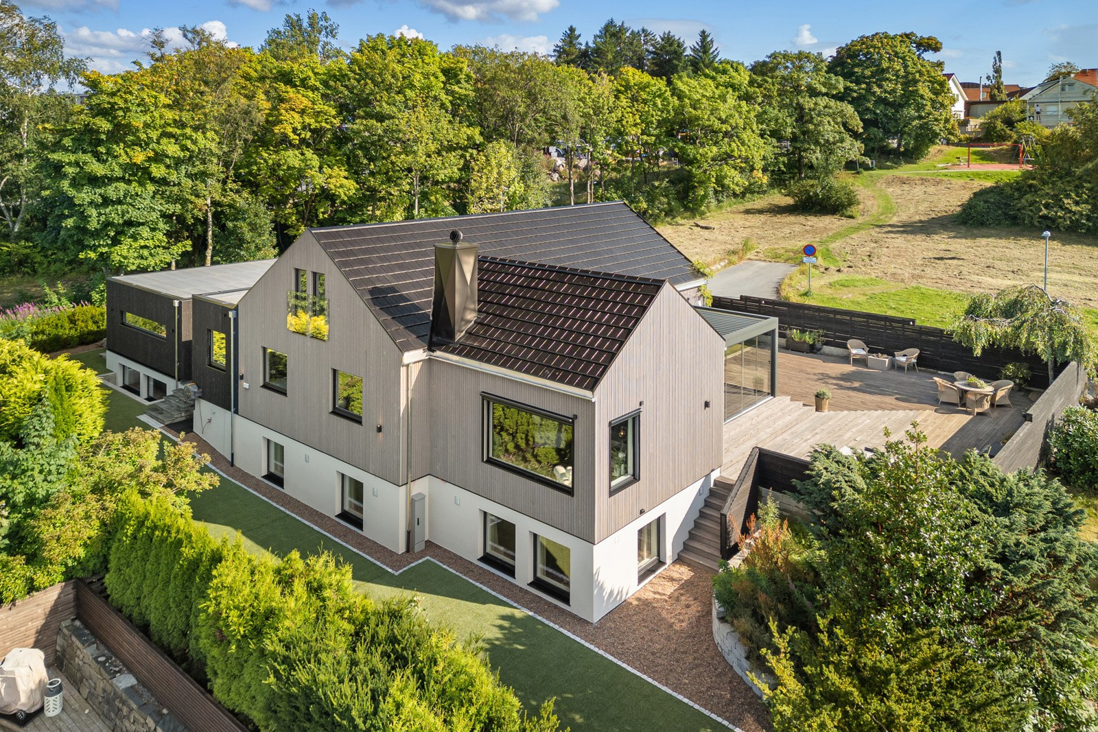 En særdeles stor og flott villa. Ligger i ende av blindgate. Stor dobbel garasje med kjeller. Flott utsikt. Høy standard