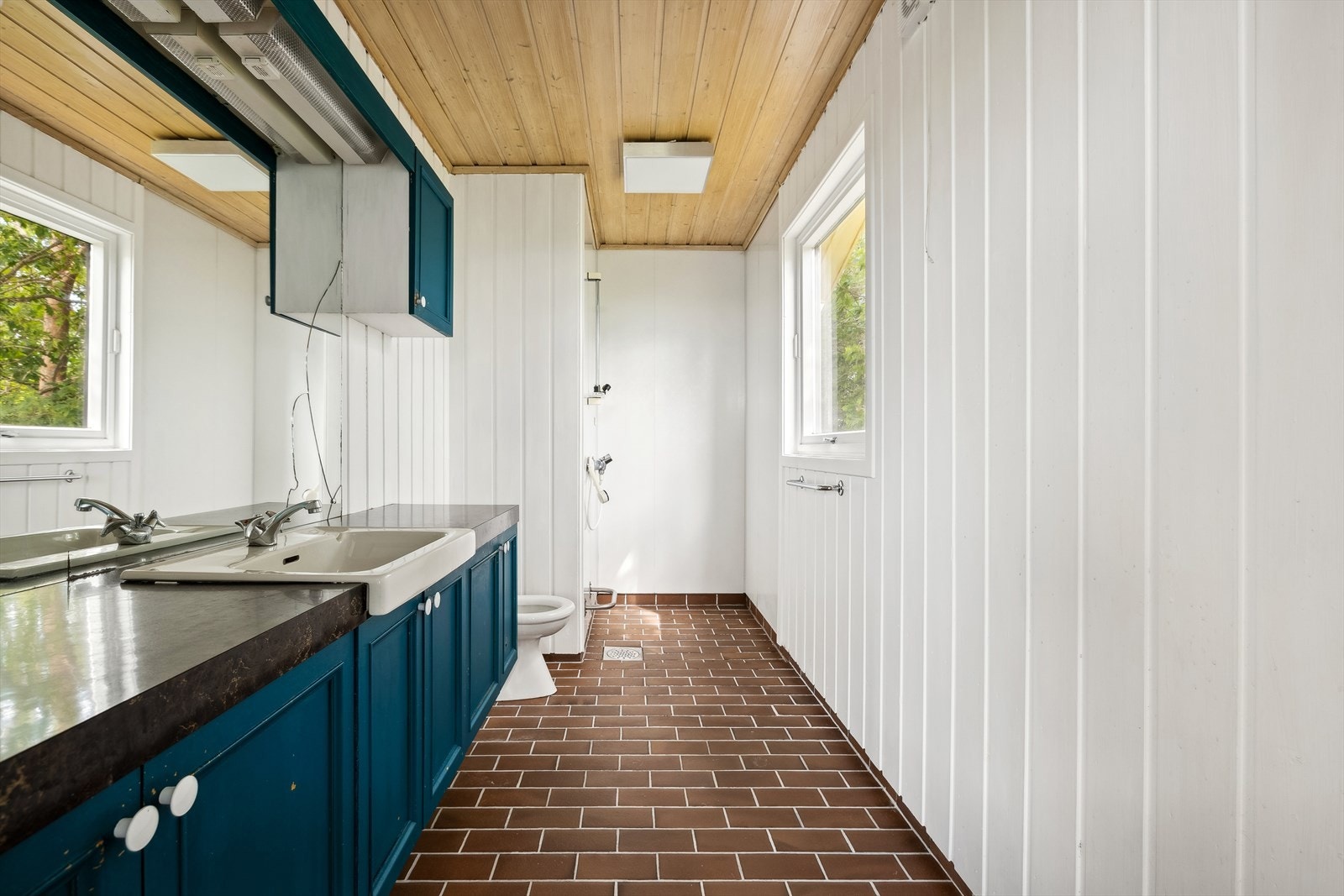 Baderom i overetasjen med dusj og servant. Galleribilde