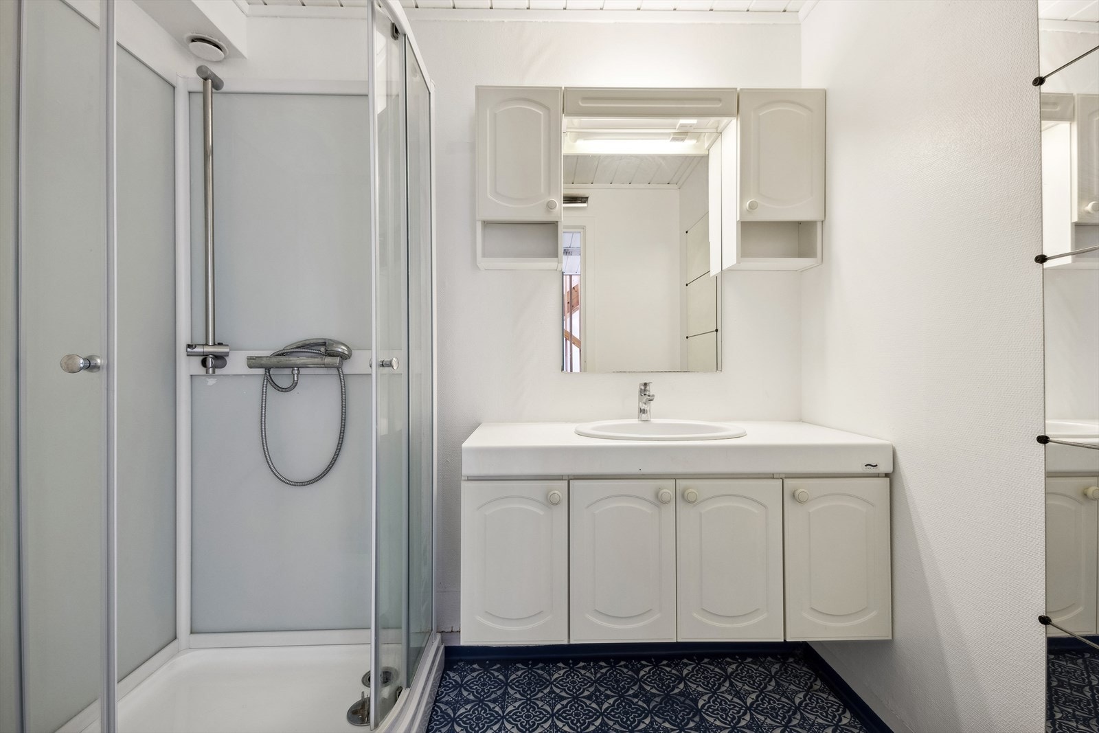 Baderom i underetasjen med dusjkabinett og servant. Galleribilde