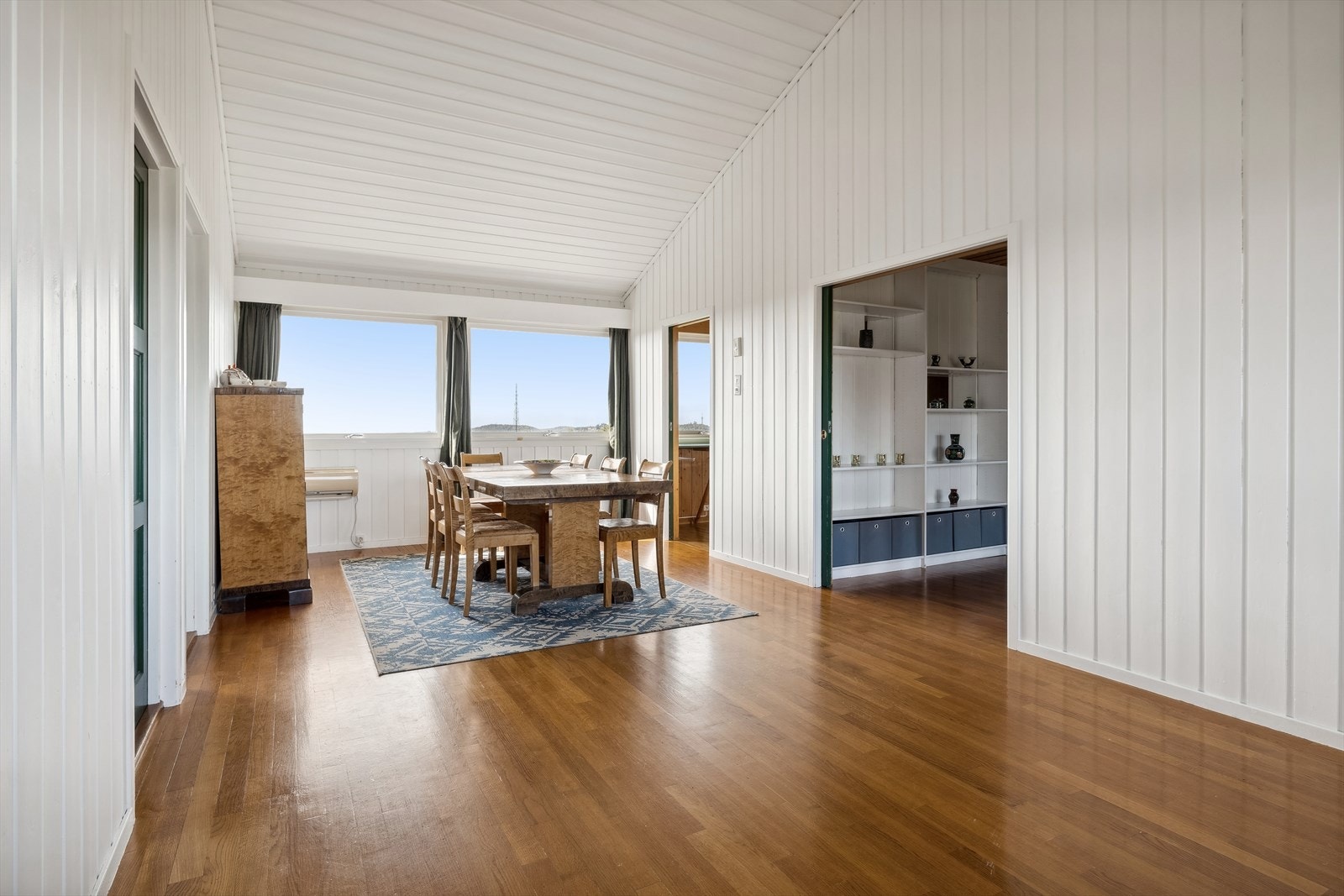 Stor spisestue med god plass til spisegruppe. Galleribilde