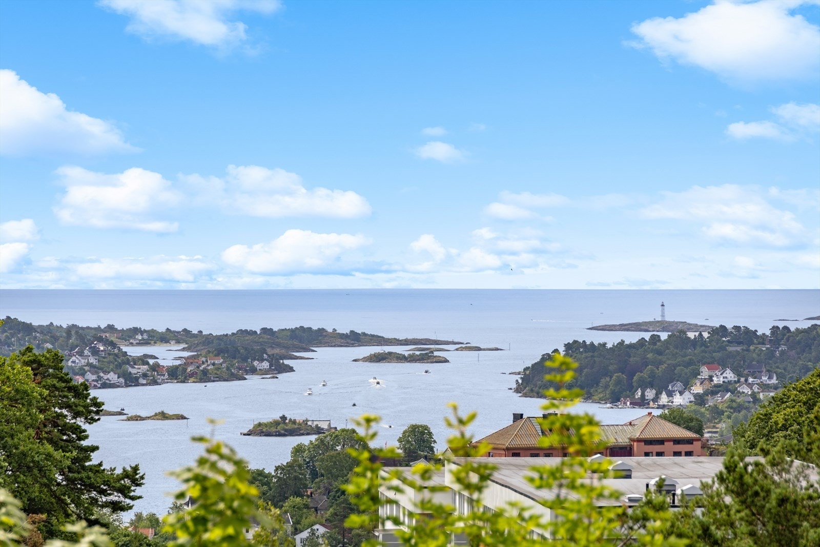 Nydelig utsikt ut mot sjøen. Galleribilde