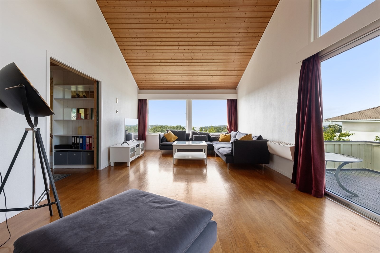 Stor stue med god plass. Galleribilde