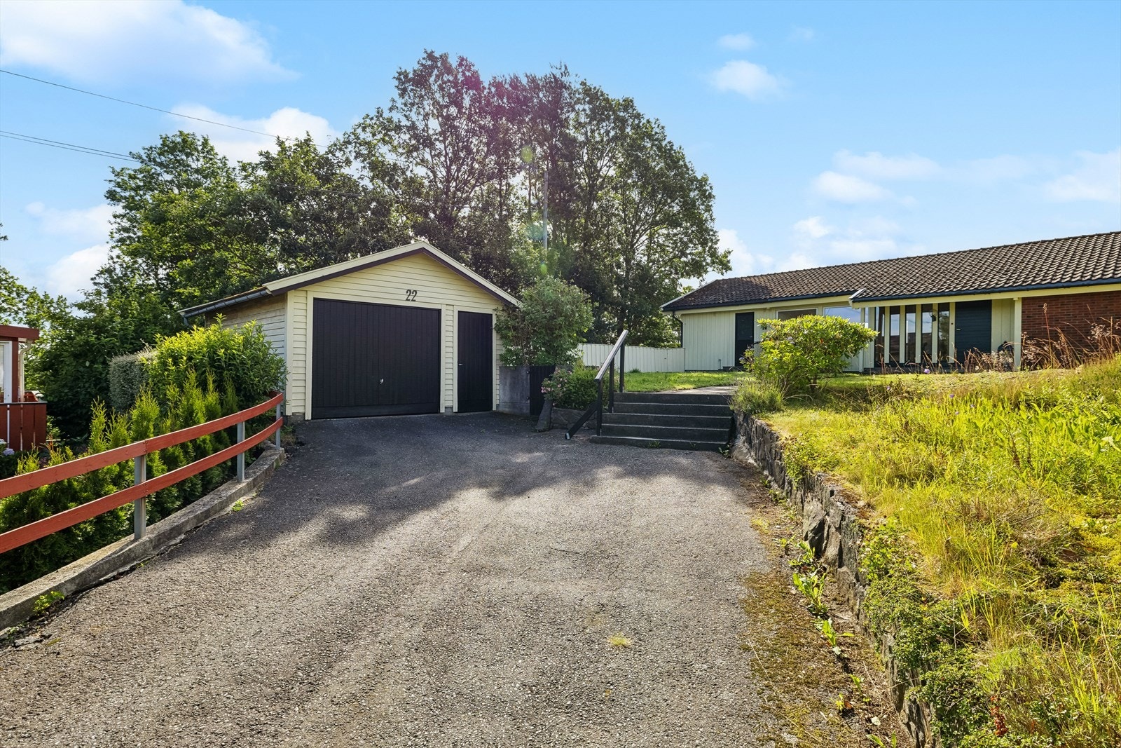 Boligen har garasje med oppbevaringsplass. Galleribilde