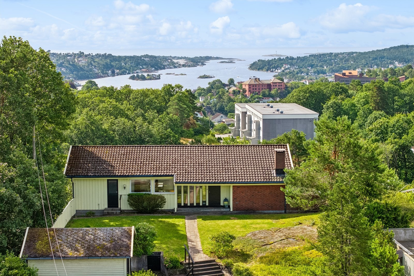 Velkommen til Kringkollen 22- Enebolig innerst i blindvei med magisk utsikt! Galleribilde