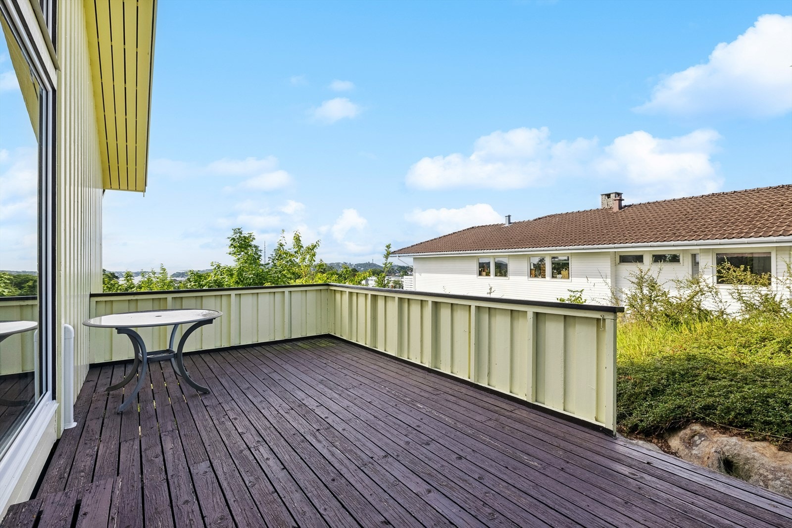 Terrasse ut fra stue. Galleribilde