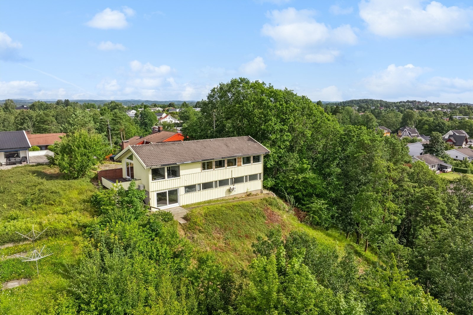 Stor enebolig med gode solforhold. Galleribilde