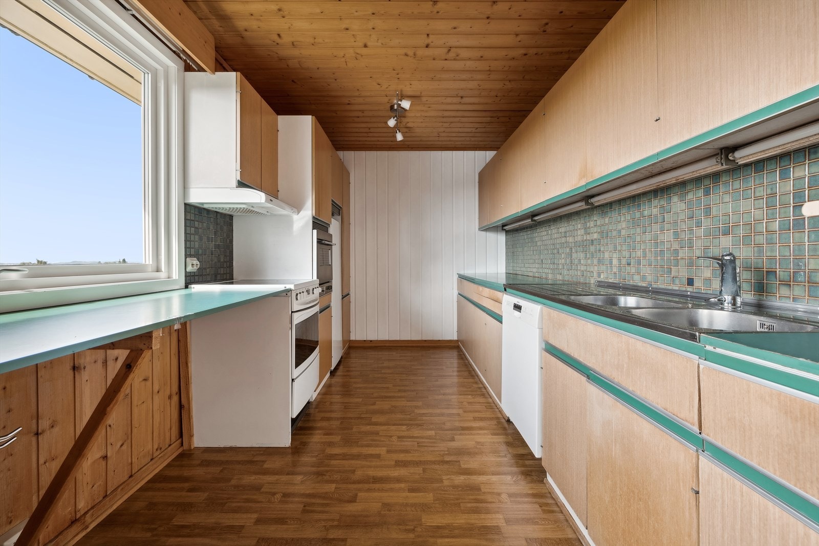 Stort kjøkken med mye plass. Galleribilde