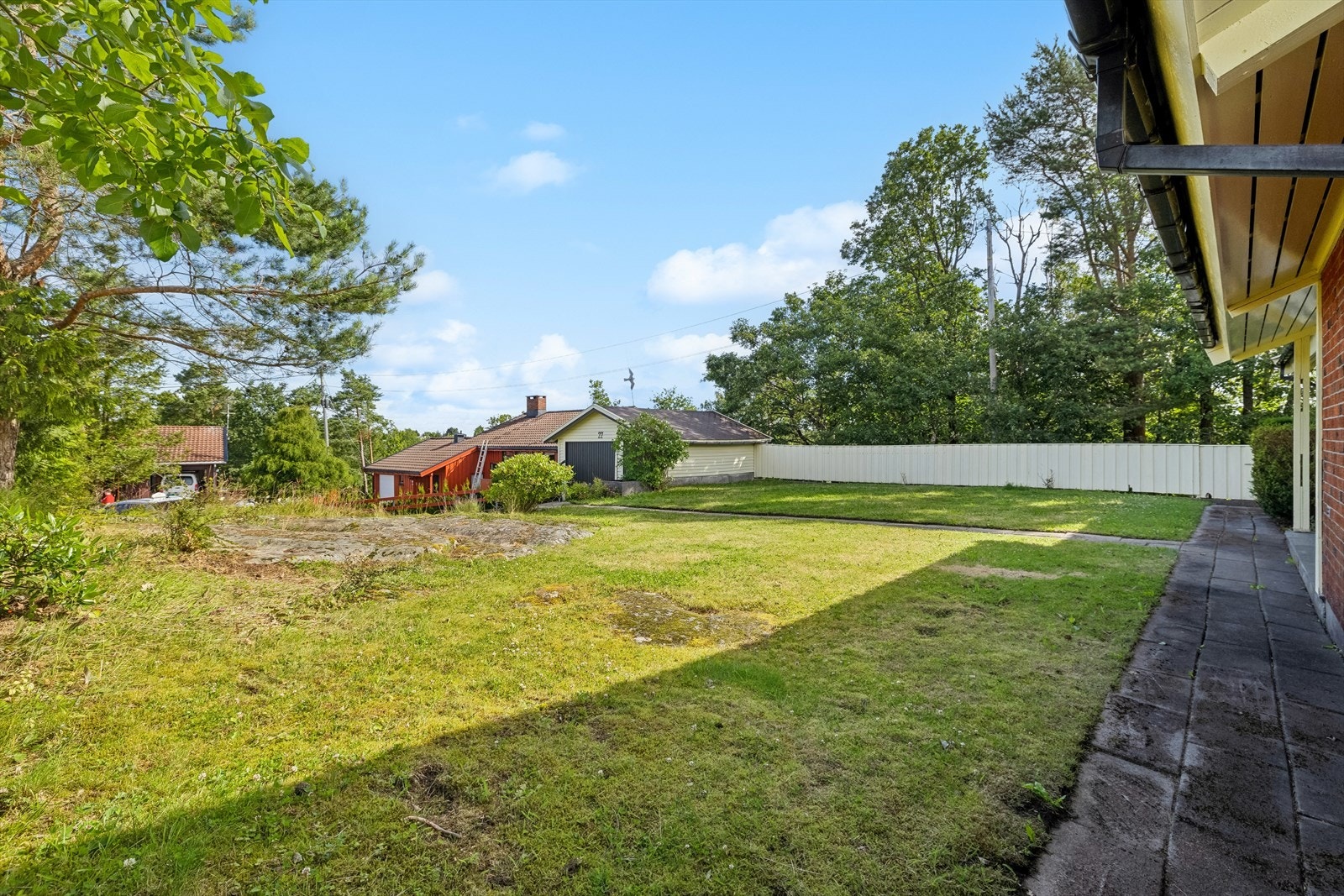 Hage på fremsiden av huset. Galleribilde