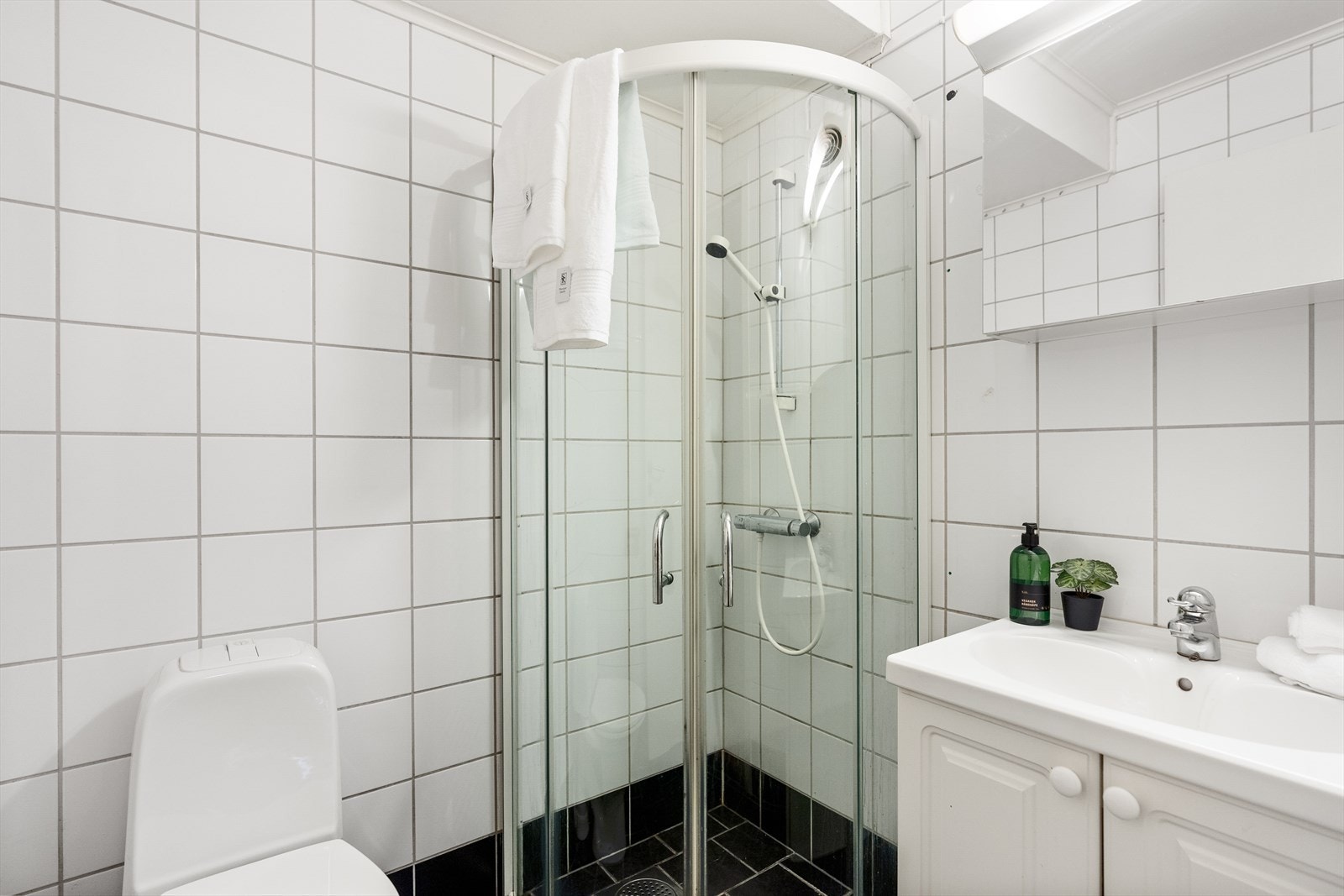 Helfliset bad med varmekabler Galleribilde