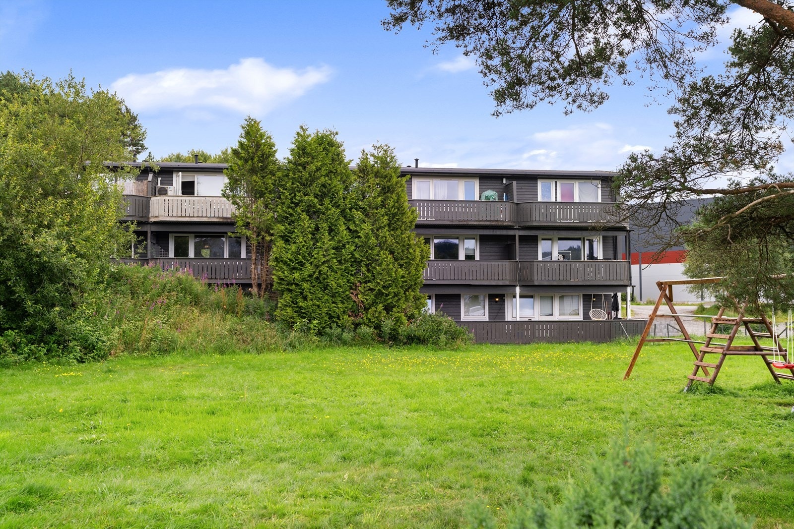 Store grøntareal rundt eiendommen Galleribilde