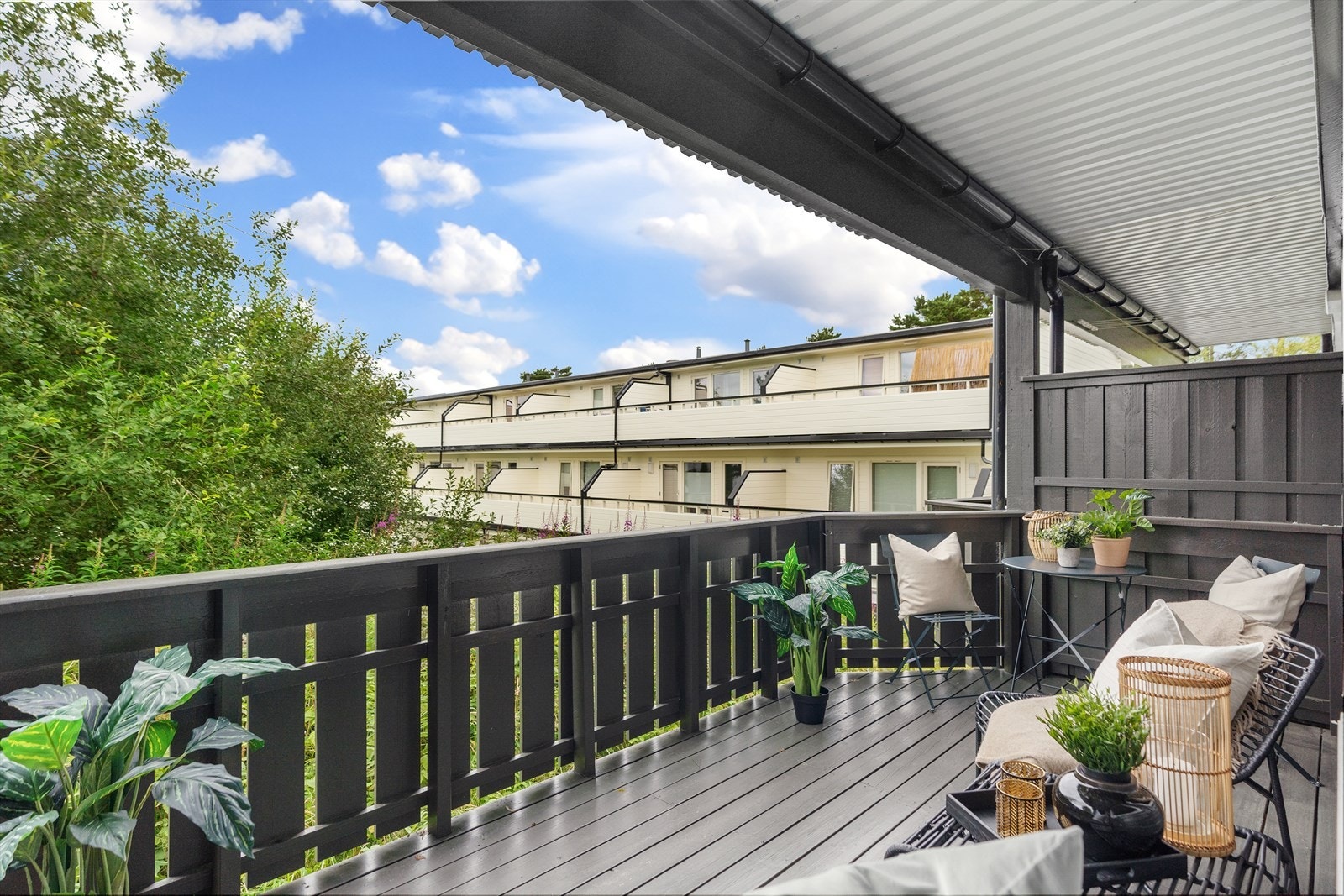 Stor, vestvendt terrasse på 11 kvm. Galleribilde