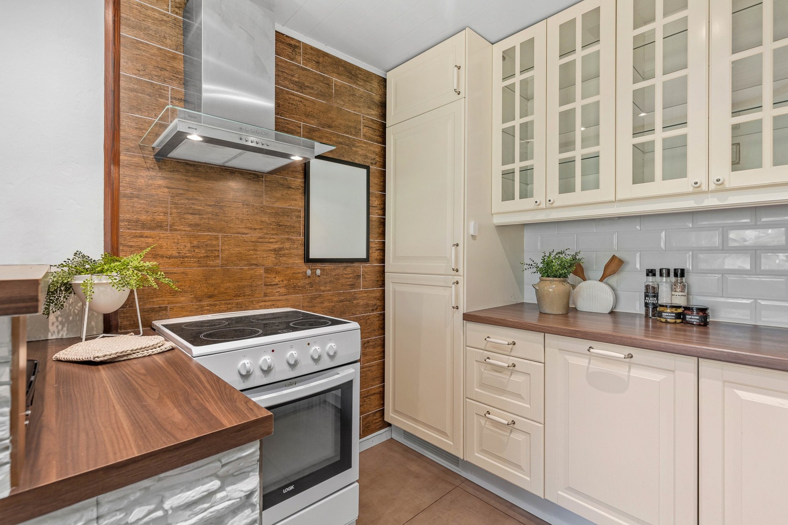 Flott kjøkkenseksjon med downlights i tak, god skap- og benkplass. Galleribilde