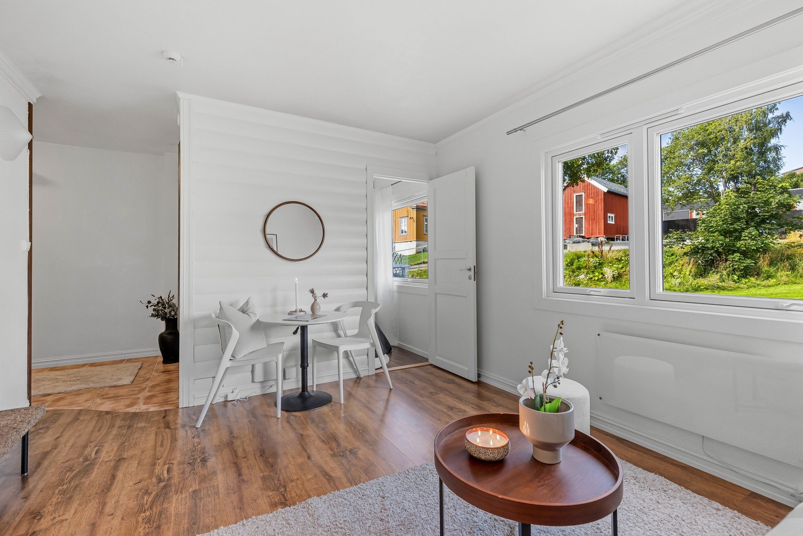 Store vindusoverflater med rikelig av lysinnslipp. God lyd- og kuldeisolering fra 3-lags glassvindu fra 2022. Galleribilde