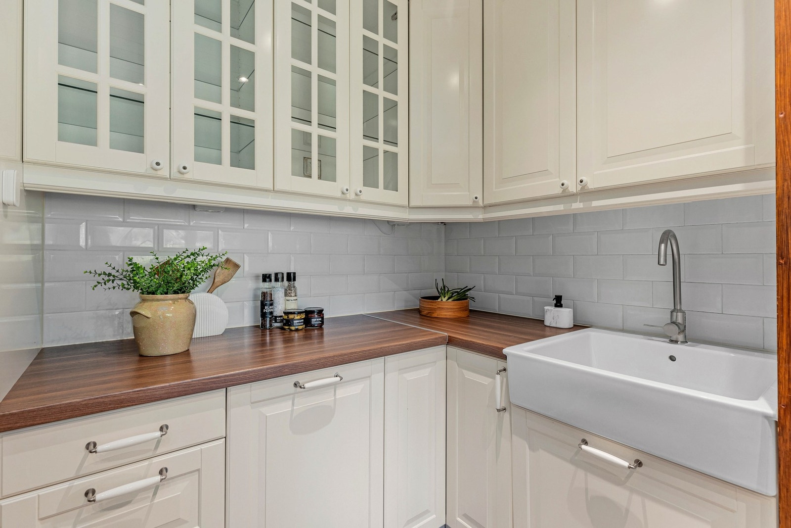 Effektiv løsning med godt med skap- og benkplass. Galleribilde