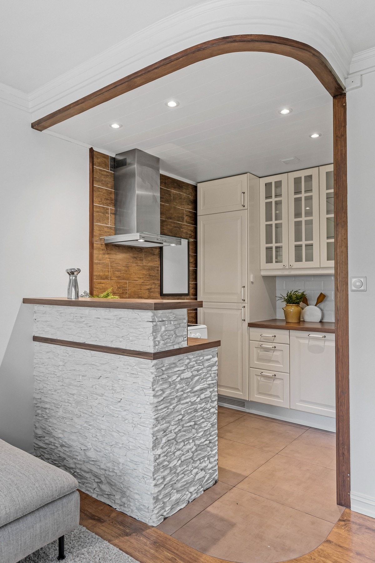 Flott kjøkkenseksjon med downlights i tak, god skap- og benkplass. Galleribilde