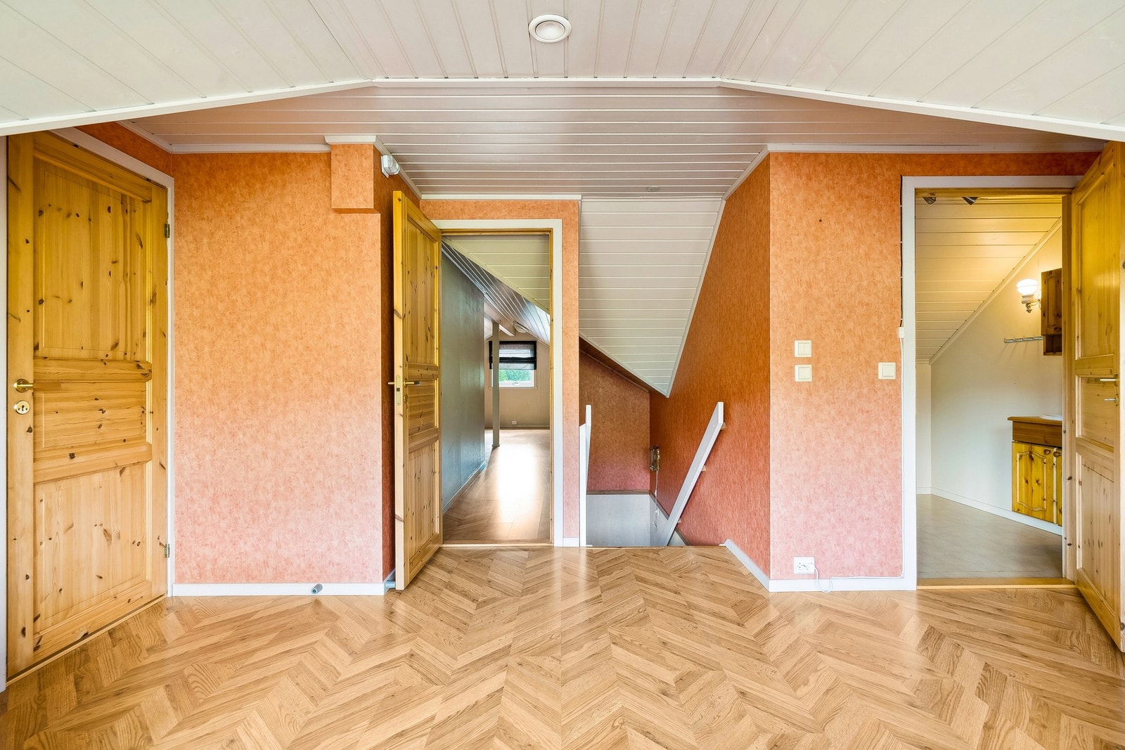 Loftsetasjen har et innvendig bruksareal på 42 m² bestående av trappegang, loftstue, to soverom og toalettrom Galleribilde