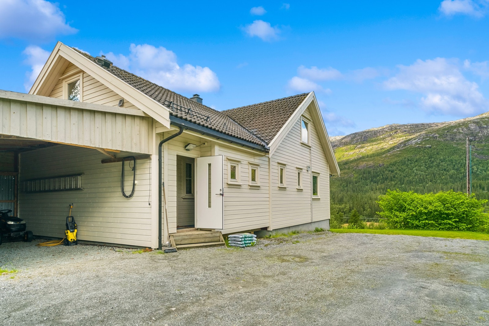 Bilen parkerer du i carport eller på gårdsplassen Galleribilde