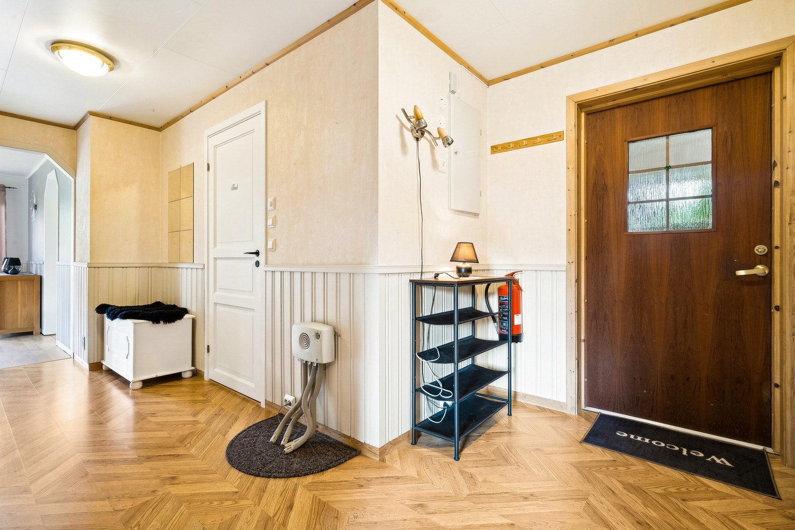 Etasjen har et innvendig bruksareal på 102 m² bestående av gang, trappegang, vaskerom, soverom, bad, stue, kjøkken og kjølerom Galleribilde