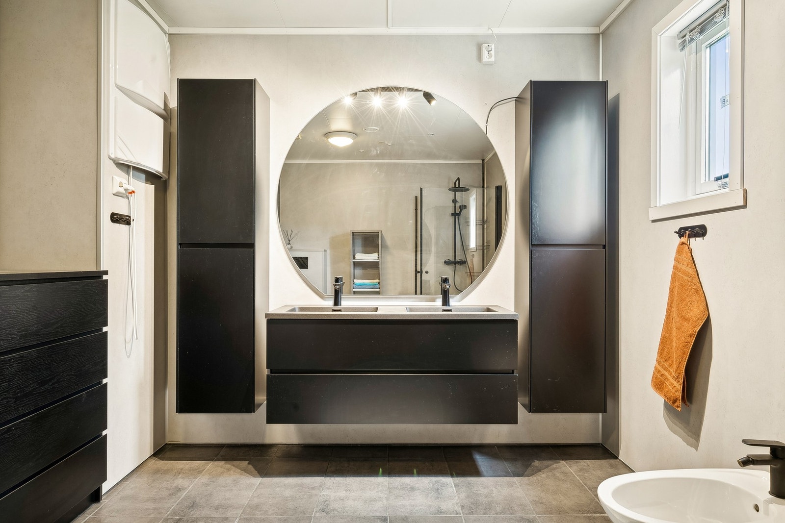 Dette moderne badet ble overflateoppusset i 2022 med blant annet dobbel vask og stort speil med lys Galleribilde