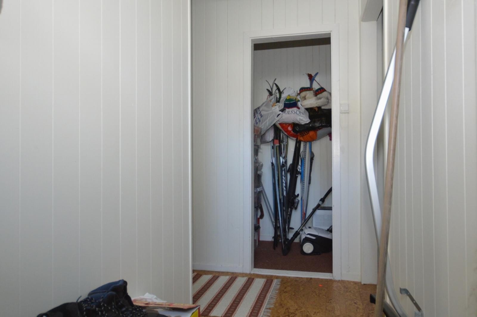 Kjeller - Gang og bod fra trapp Galleribilde