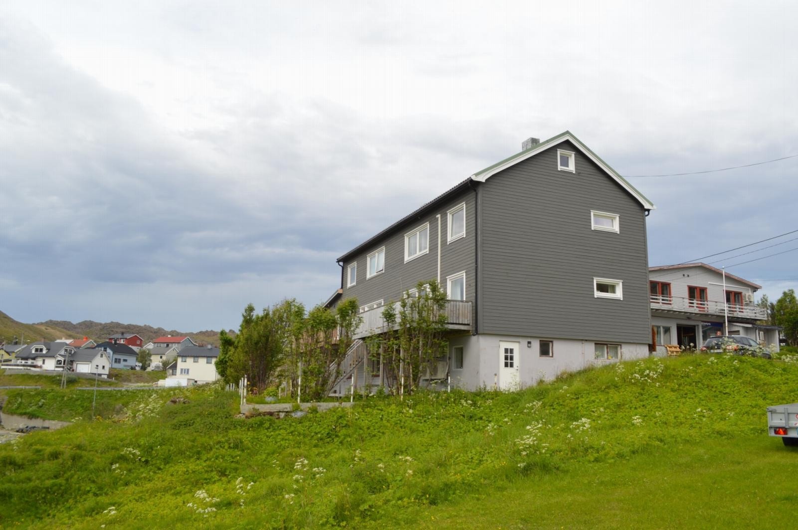 Fasade og hage Galleribilde