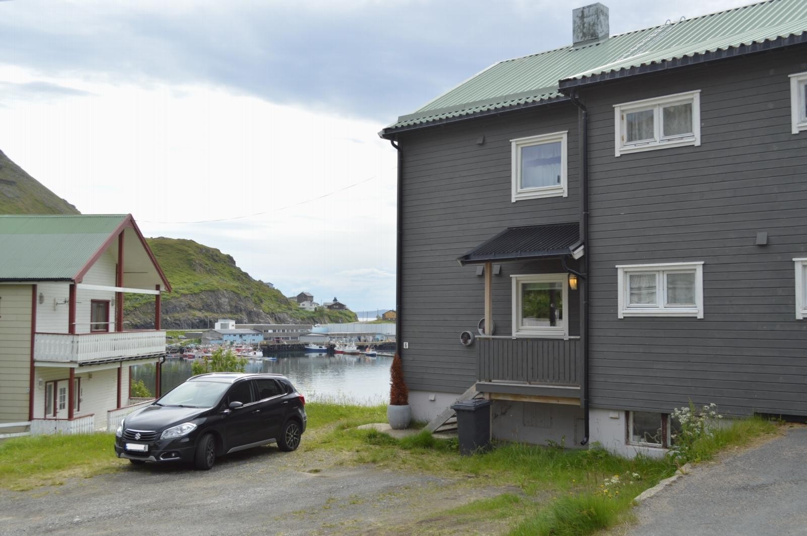 Fasade og parkering Galleribilde