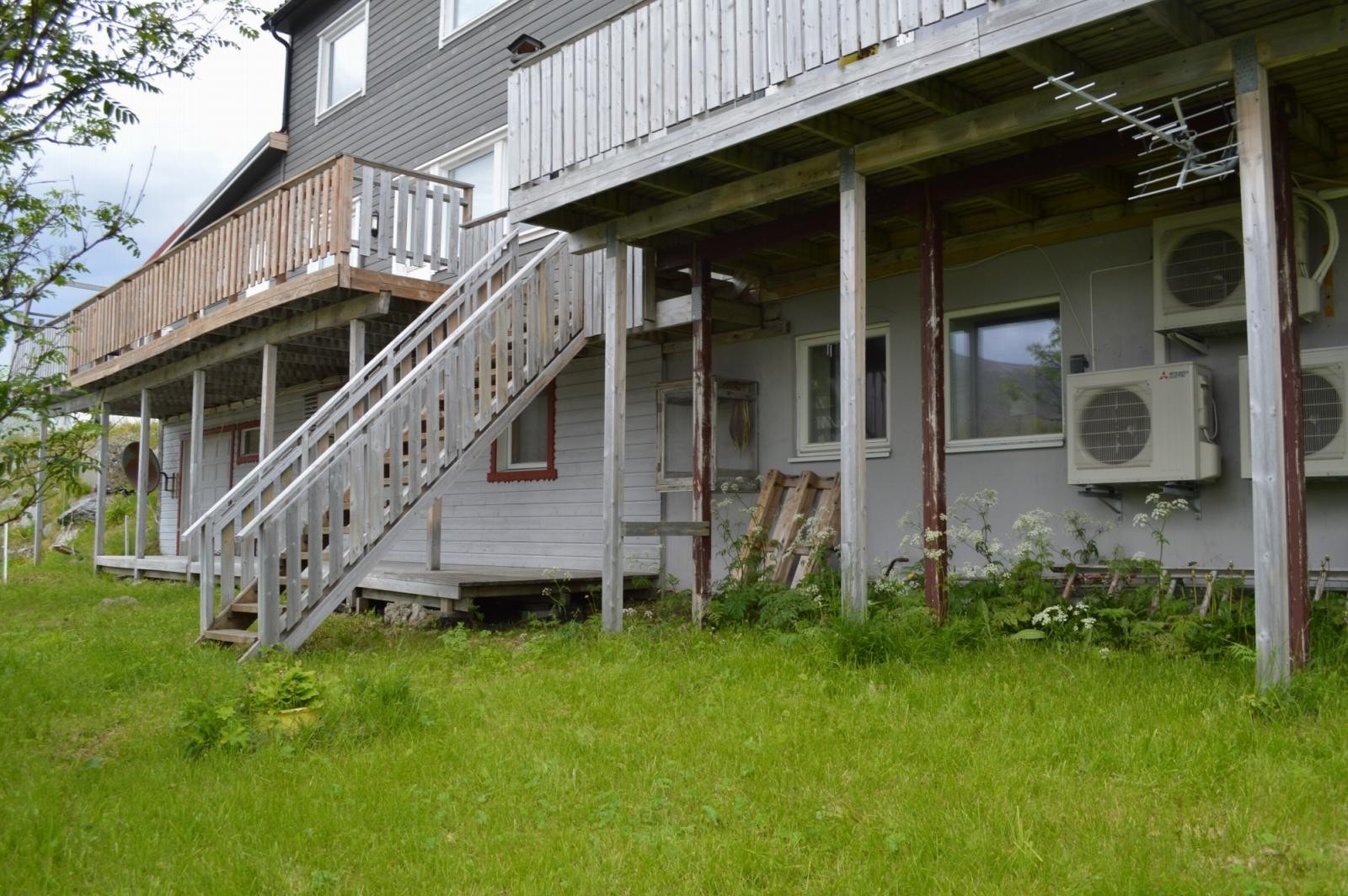 Adgang til veranda fra bakkeplan. Galleribilde