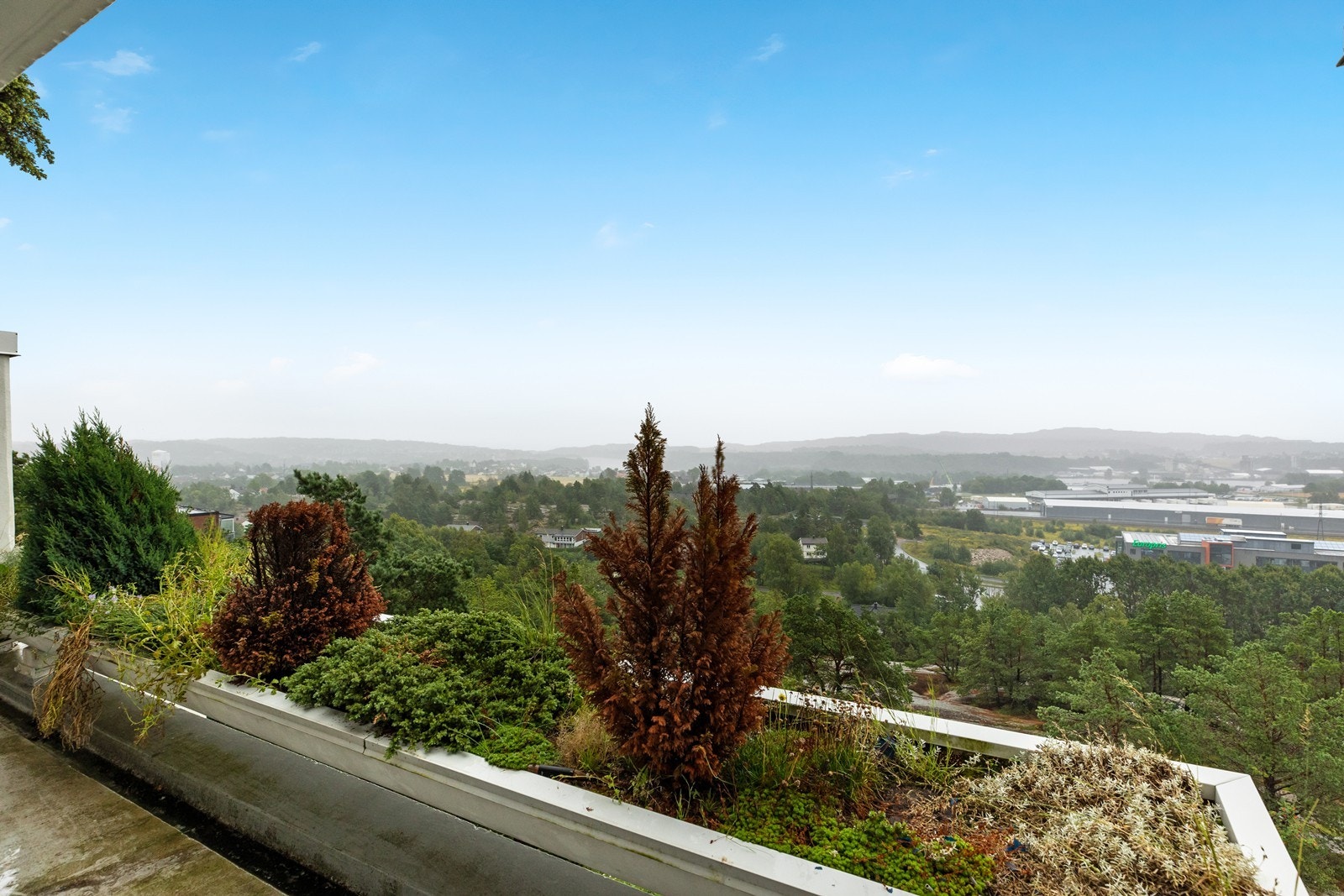 Leiligheten ligger l i 3. etasje, og har utsikt fra balkongen mot nærområdene Galleribilde