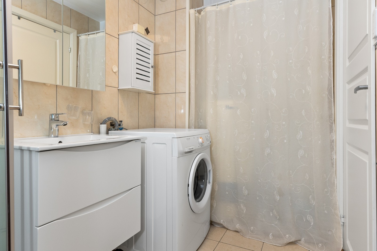 Badet er utstyrt med dusjkabinett og servant med nedfelt innredning Galleribilde