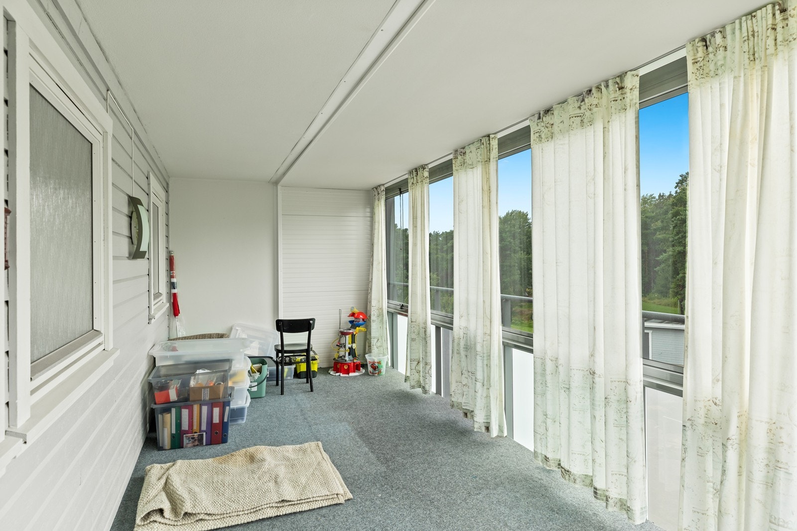 I tillegg har boligen en innglasset vestvendt balkong på 18 m² Galleribilde