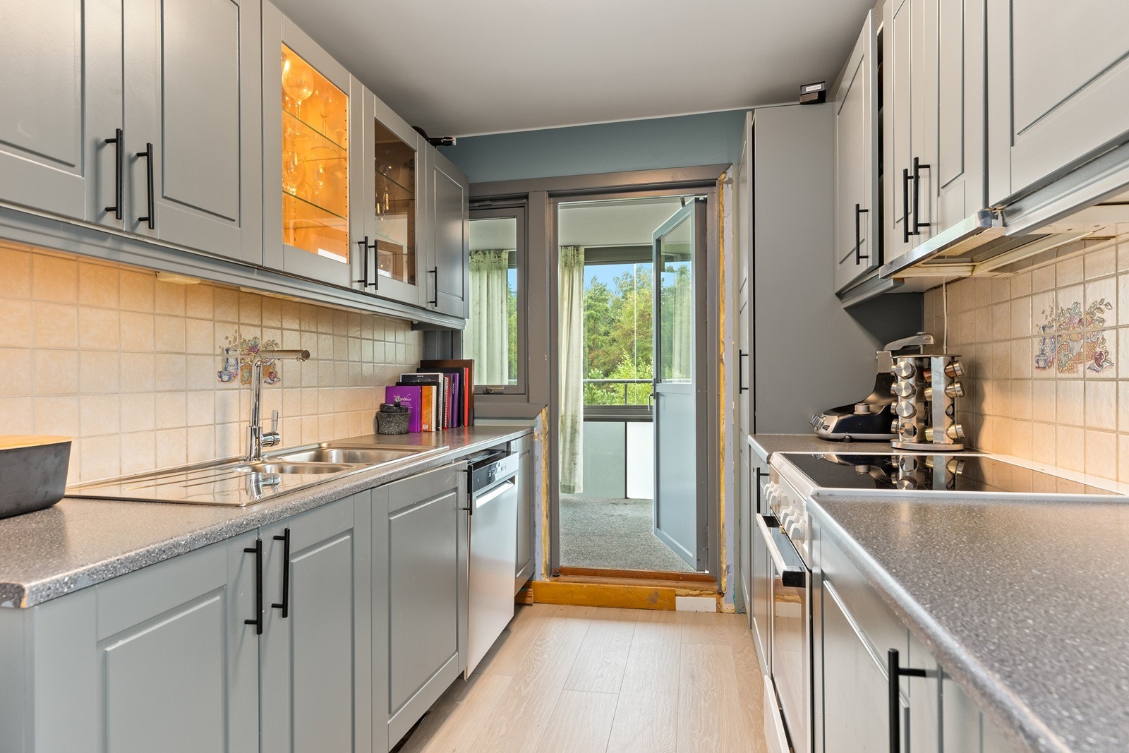 Fra kjøkkenet er det utgang til den vestvendte innglassede balkongen Galleribilde