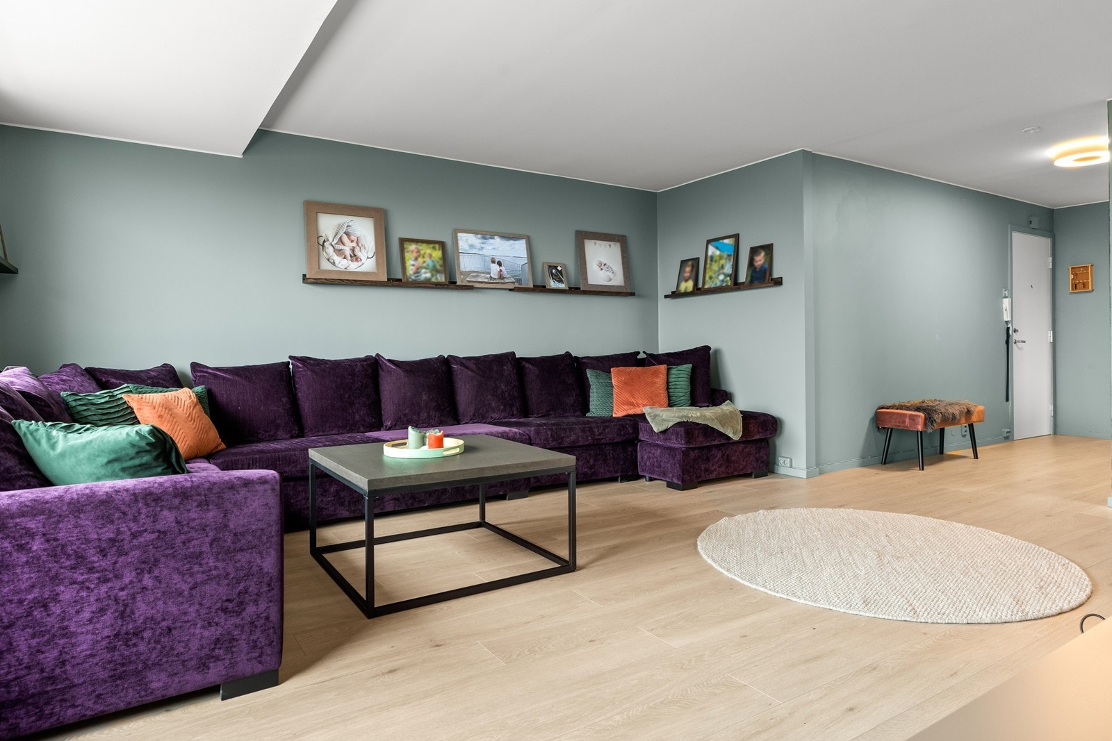 Leiligheten har en lys og luftig stue med gode lysforhold Galleribilde