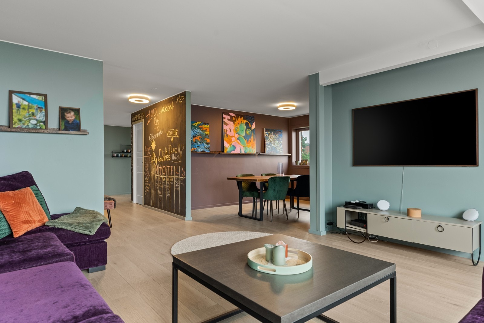 Stuen har en naturlig inndeling med sofa- og spisegruppe Galleribilde