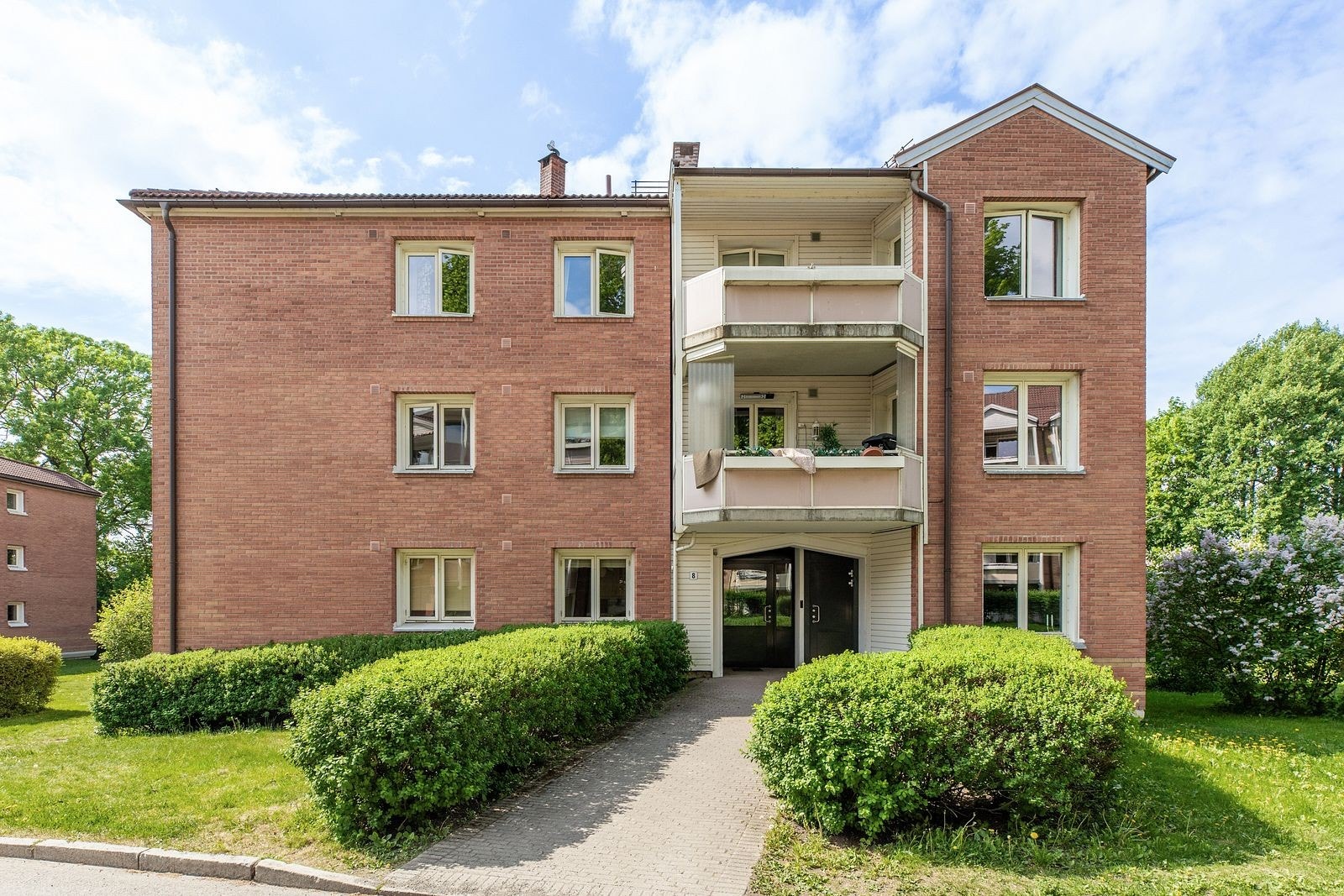 Fasade Lillebergsvingen 8. Leiligheten ligger i 1.etasje. Galleribilde