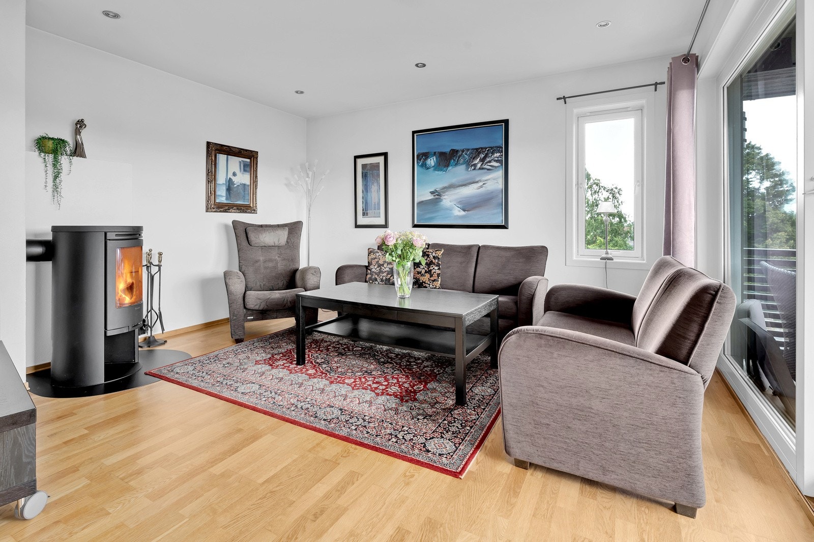 Meget lys og trivelig stue med listefrie løsninger i tak med peis og spotdownlights. Galleribilde
