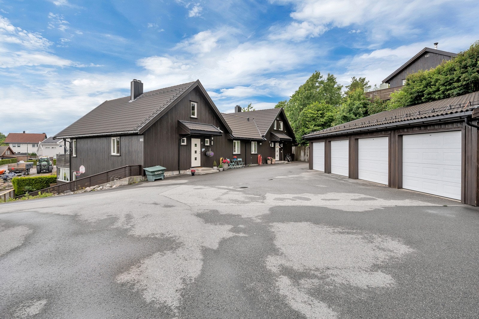 Velkommen til en nyrere leilighet med mange muligheter og barnevennlig område. Galleribilde