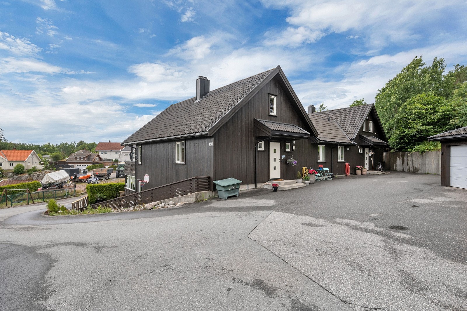 Leiligheten ligger i 2. etasje og går over to plan med uinnredet loftsetasje som gir store muligheter. Galleribilde