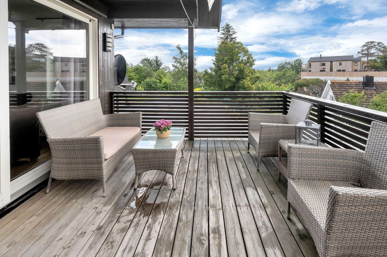 Usjenert i enden og god plass til utemøblement. Galleribilde