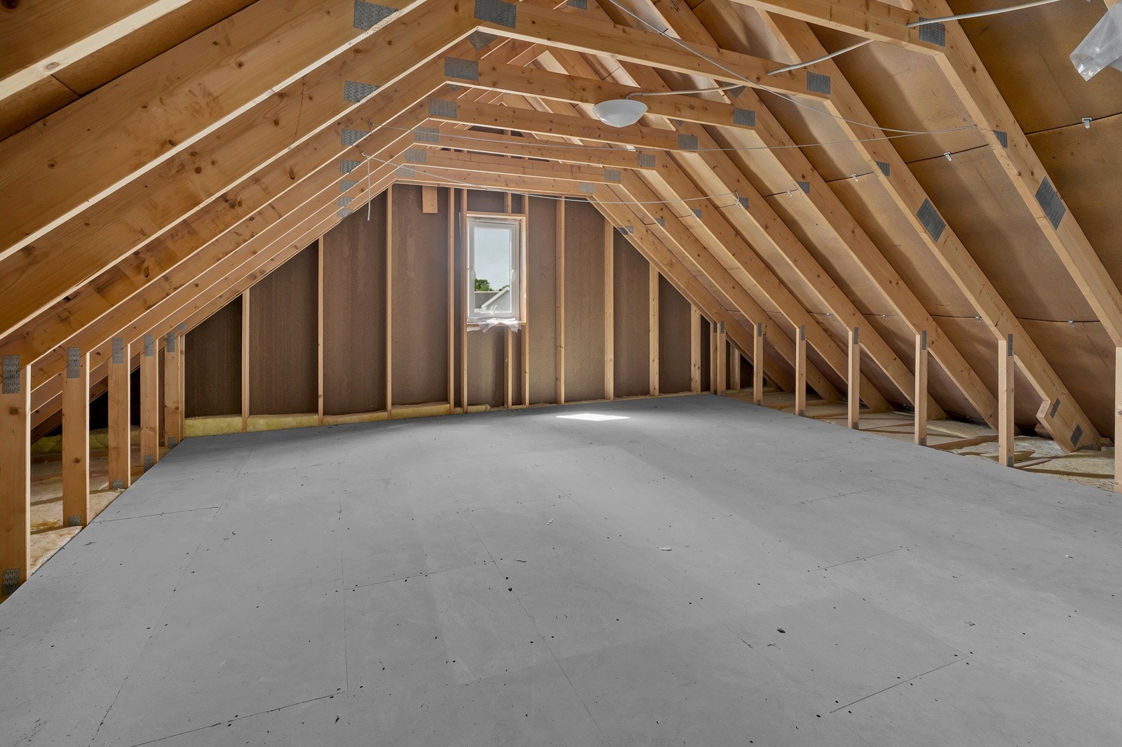 Naboleilighet har innredet med loftstue, to soverom og bad. Må søkes om! Galleribilde