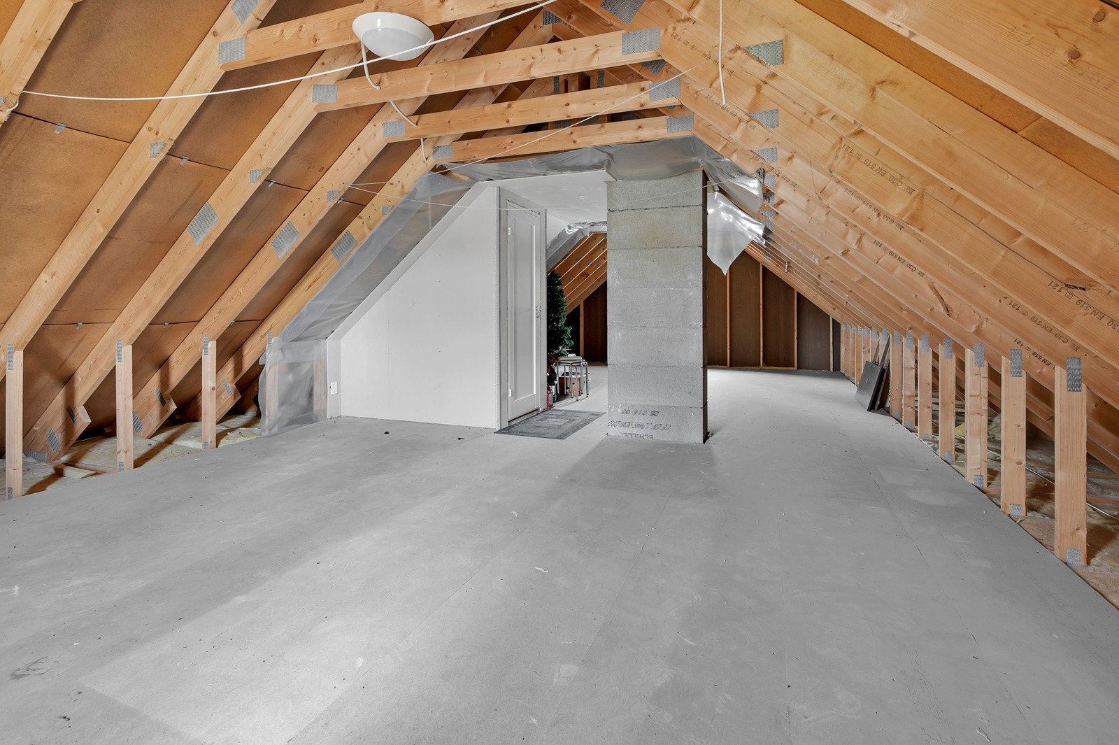 ..Til et stort uinnredet loft med gode muligheter for å lage det til med ekstra rom og stue. Galleribilde