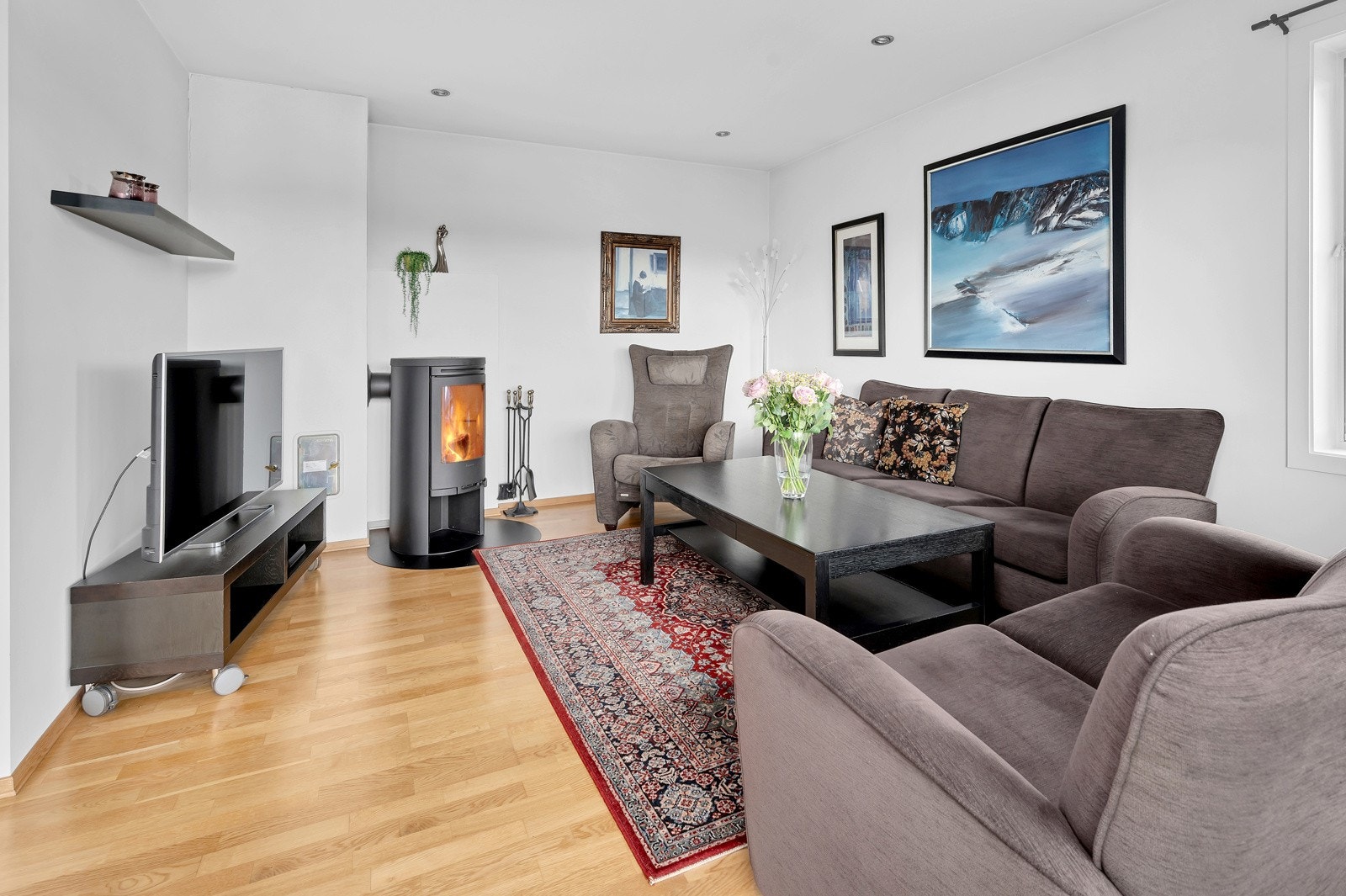 Godt med plass til sofagruppe og peis som varmer på de kalde dagene. Galleribilde